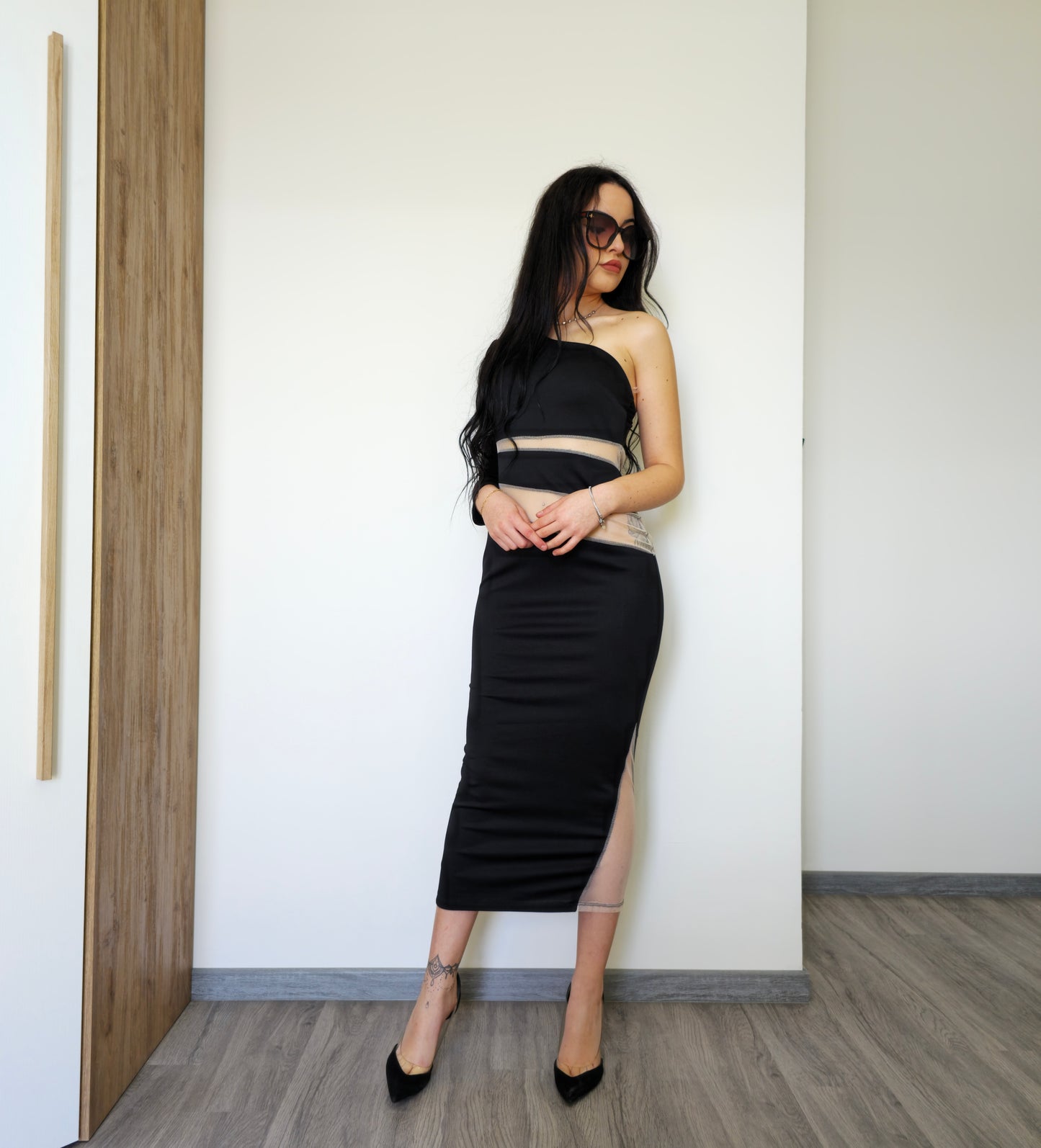 Mya|Abito monospalla nero con trasparenze