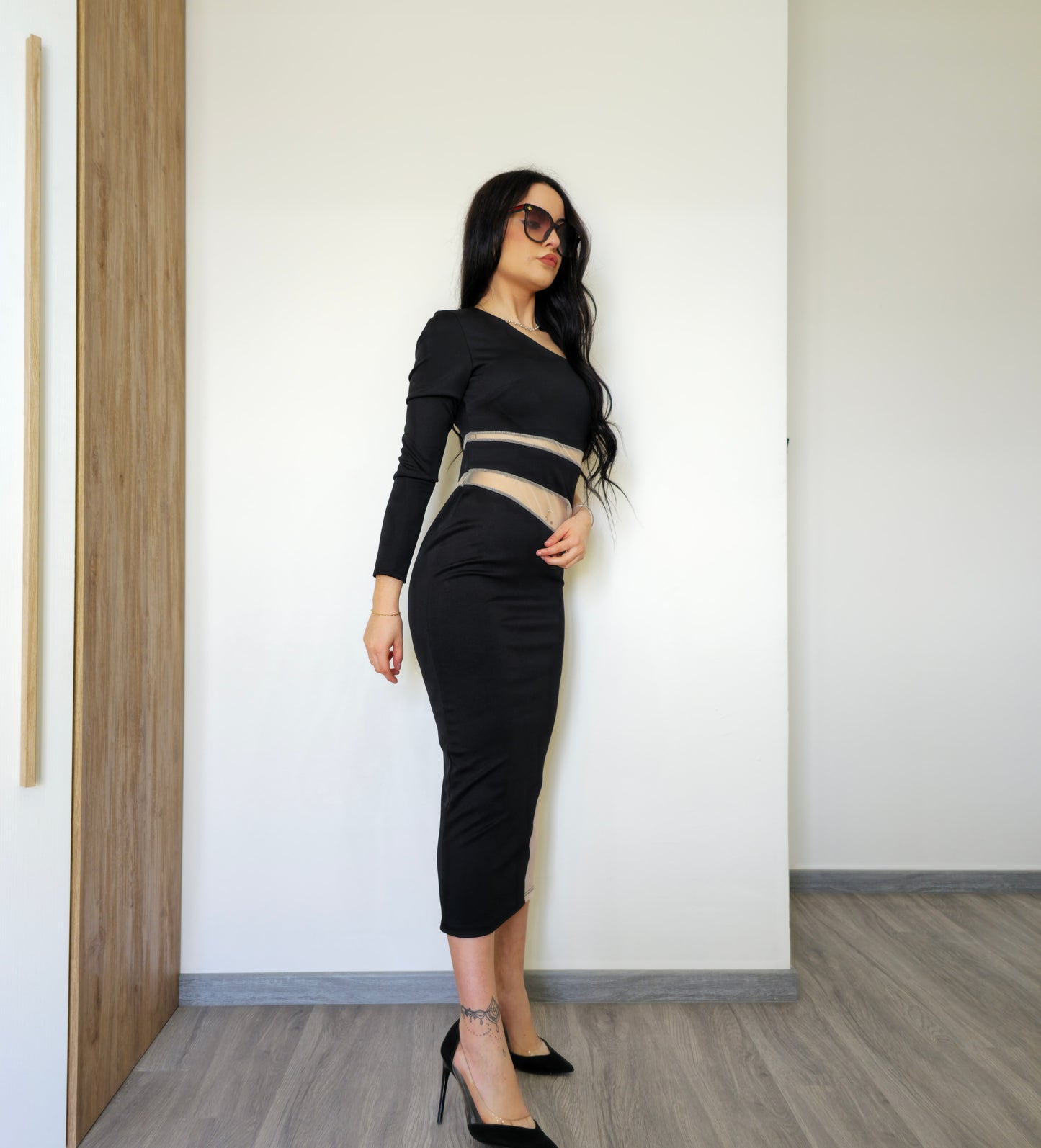 Mya|Abito monospalla nero con trasparenze