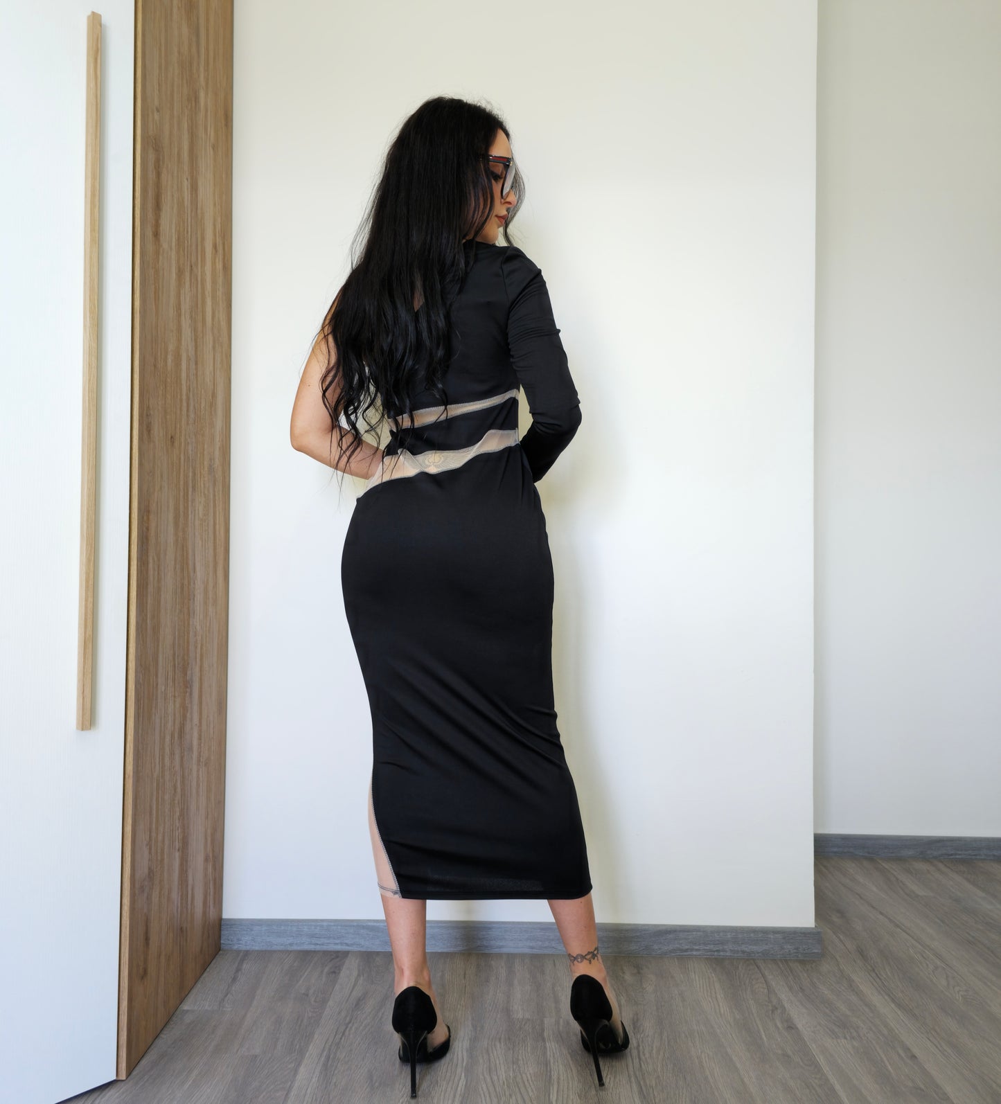 Mya|Abito monospalla nero con trasparenze