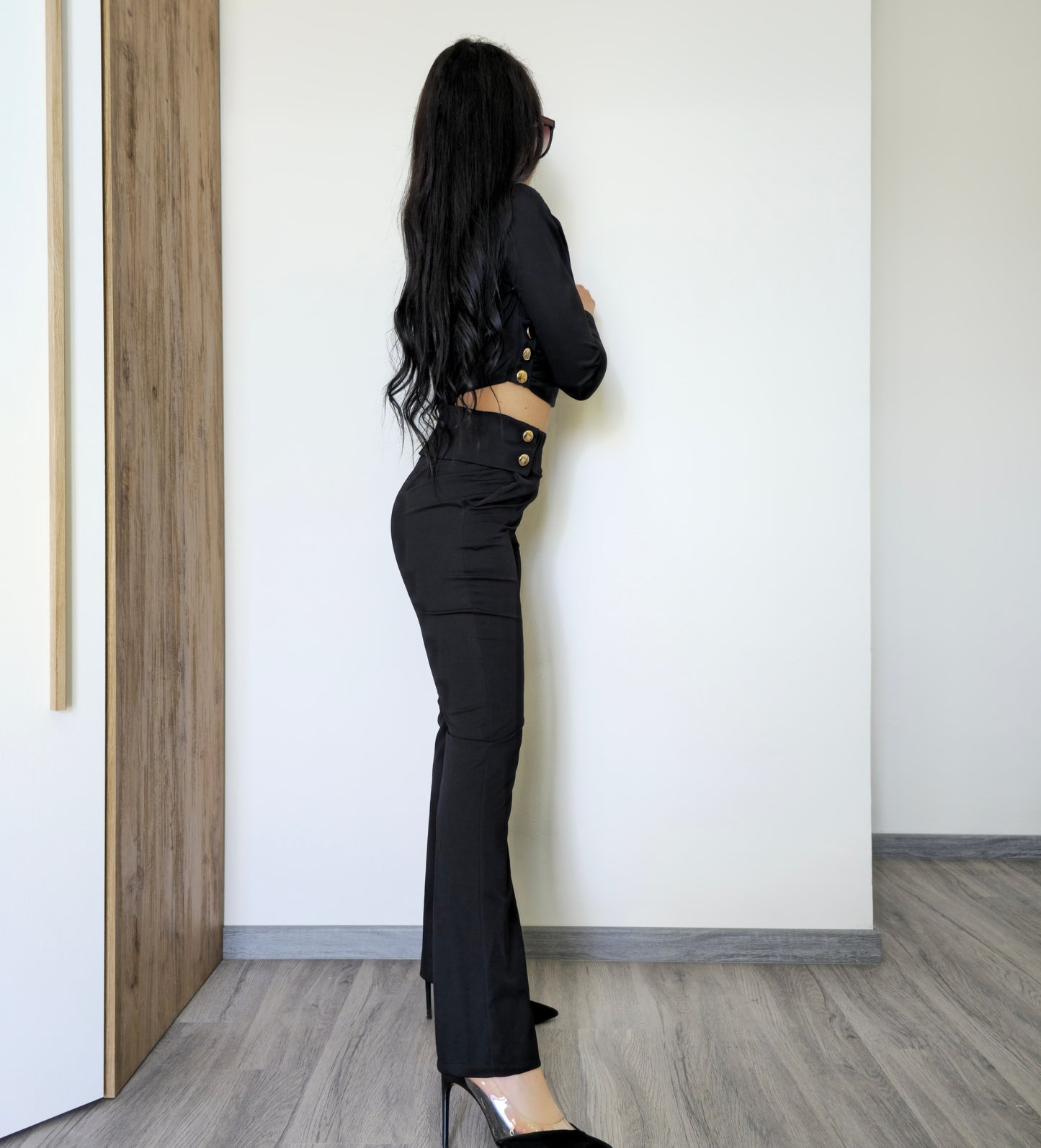 Lyla|Coordinato elegante nero pantalone a zampa e top crop a manica lunga